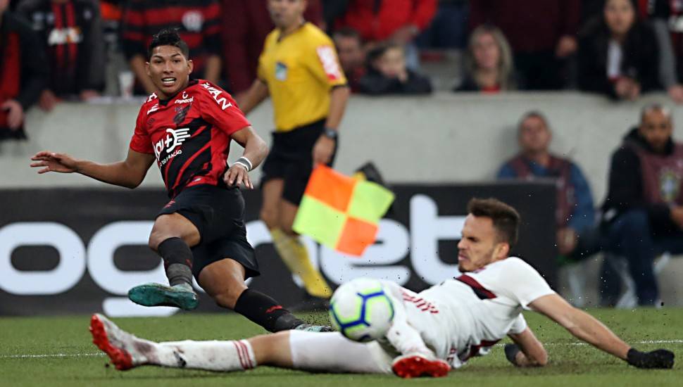 Flamengo e Athletico batalham pela Supercopa do Brasil. Crédito: Albari Rosa