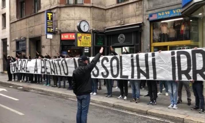 Torcedores da Lazio fizeram apologia a Mussolini.
