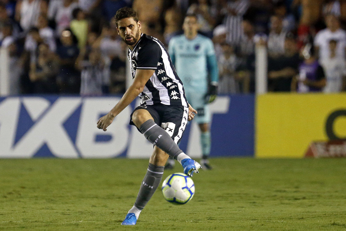 Zagueiro moderno: quebrando linhas. Créditos: Vitor Silva/Botafogo