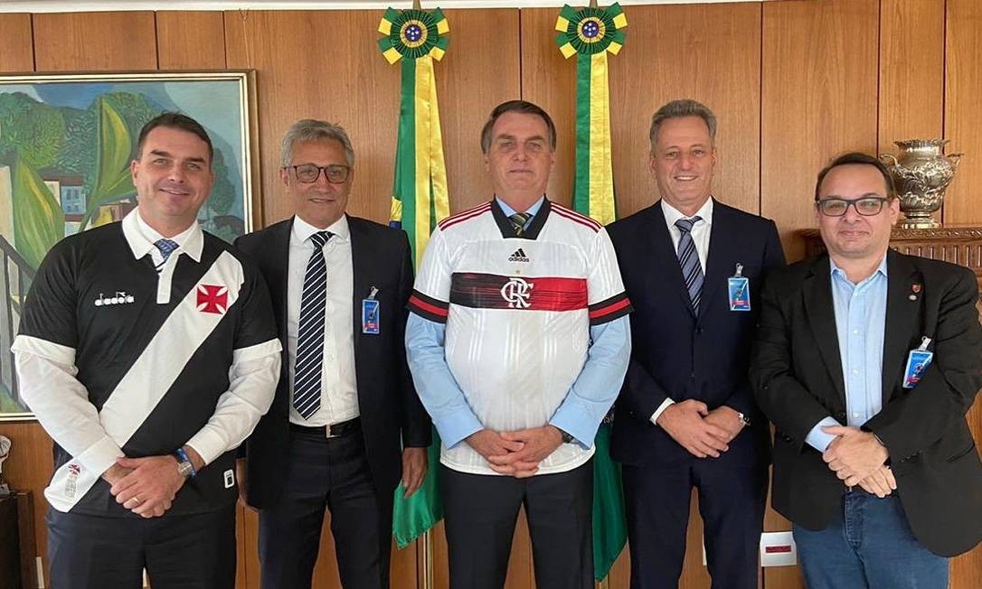 Presidentes de Flamengo e Vasco com Bolsonaro.