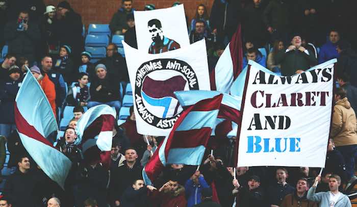 Torcida clarete-azul.