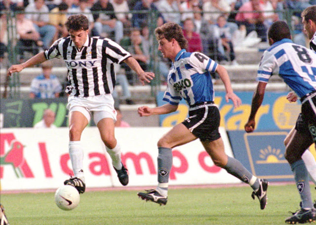 Tereza Herrera 1996: Botafogo vestido de La Coruña enfrentando a Juventus de Del Piero. Crédito: AP Photo/Santiago/Lyon
