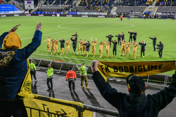 Jogadores do Bodø/Glimt comemoram com a torcida