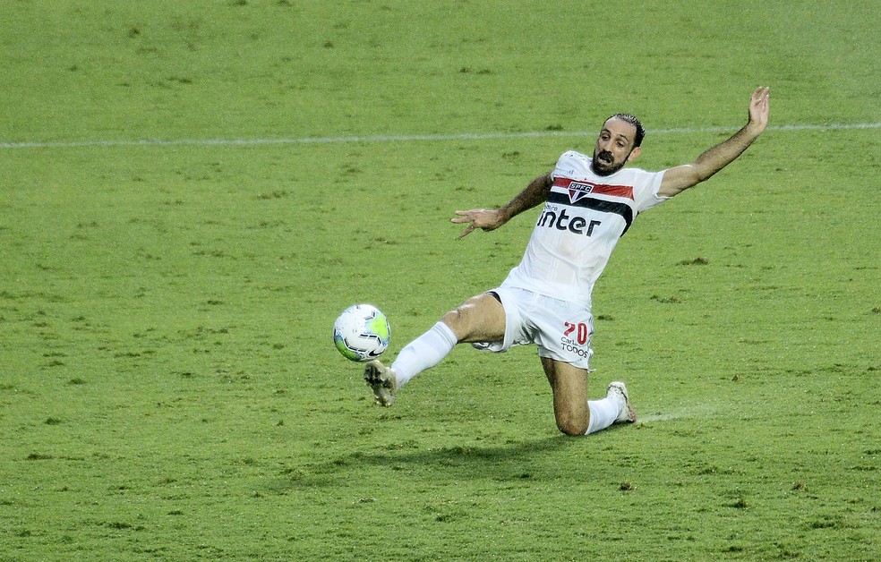 Adaptação: Juanfran não joga mais pelo São Paulo. Crédito: Marcos Ribolli