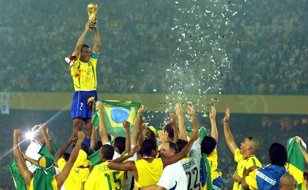 Capitão Cafu levanta a taça da Copa do Mundo de 2002 / país do futebol