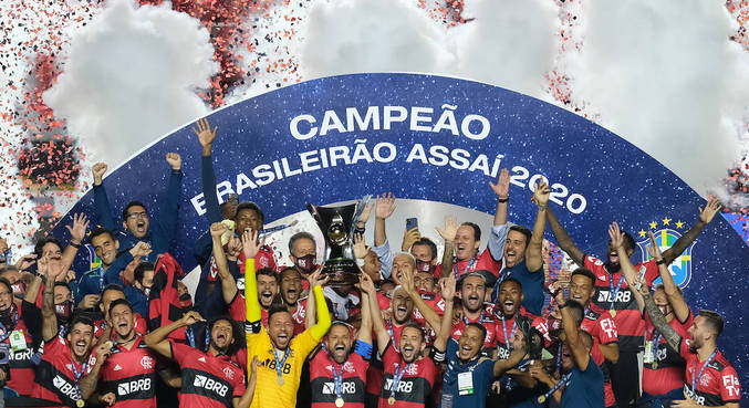 Flamengo campeão do brasileirão 2020 erguendo a taça / apostas esportivas