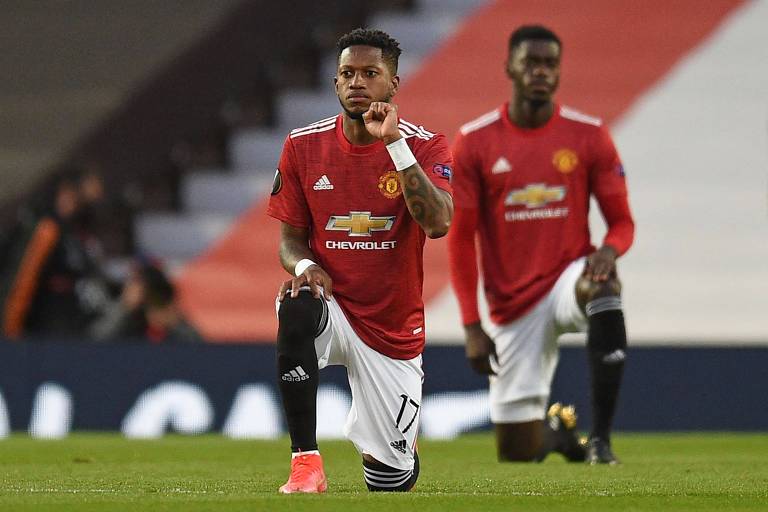 Fred durante protesto antirracista antes de partida do Manchester United pela Liga Europa - Oli Scarff - 15.abr.21/AFP
