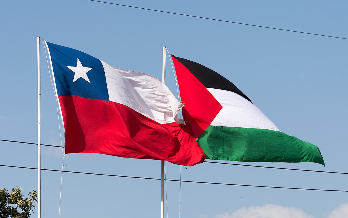 Bandeiras de Palestina e Chile.