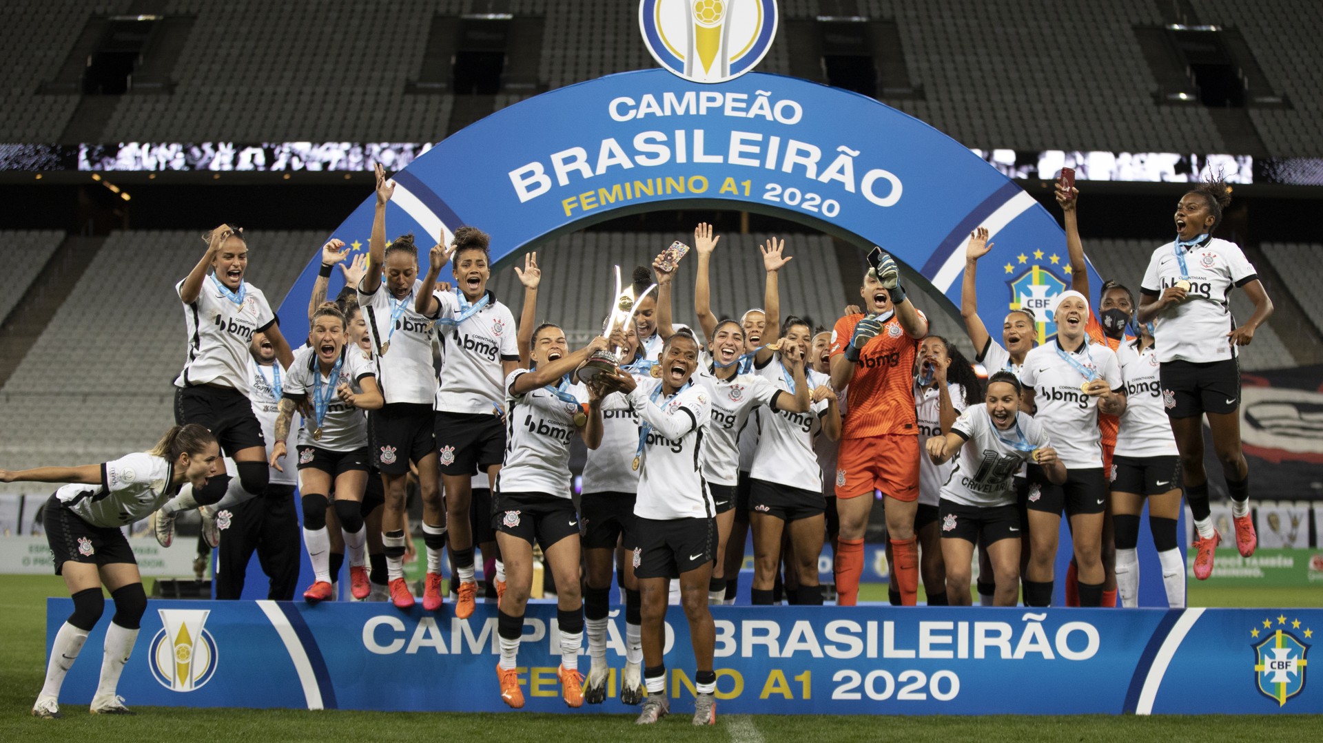 Corinthians levantando a taça do brasileirão feminino de 2020