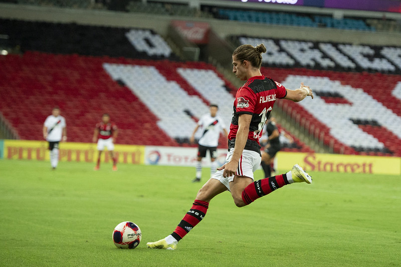 A ineficácia do cruzamento na área. Crédito: Alexandre Vidal/Flamengo.