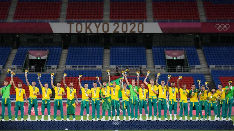 seleção masculina de futebol no pódio