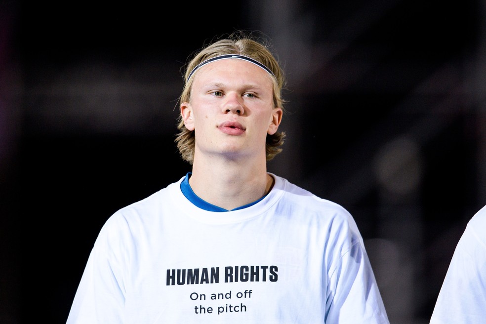 Haaland e os jogadores da Noruega entraram em campo contra Gibraltar com camisas que dizia: "Direitos humanos, dentro e fora de campo". Crédito: Reprodução/@nff_landslag