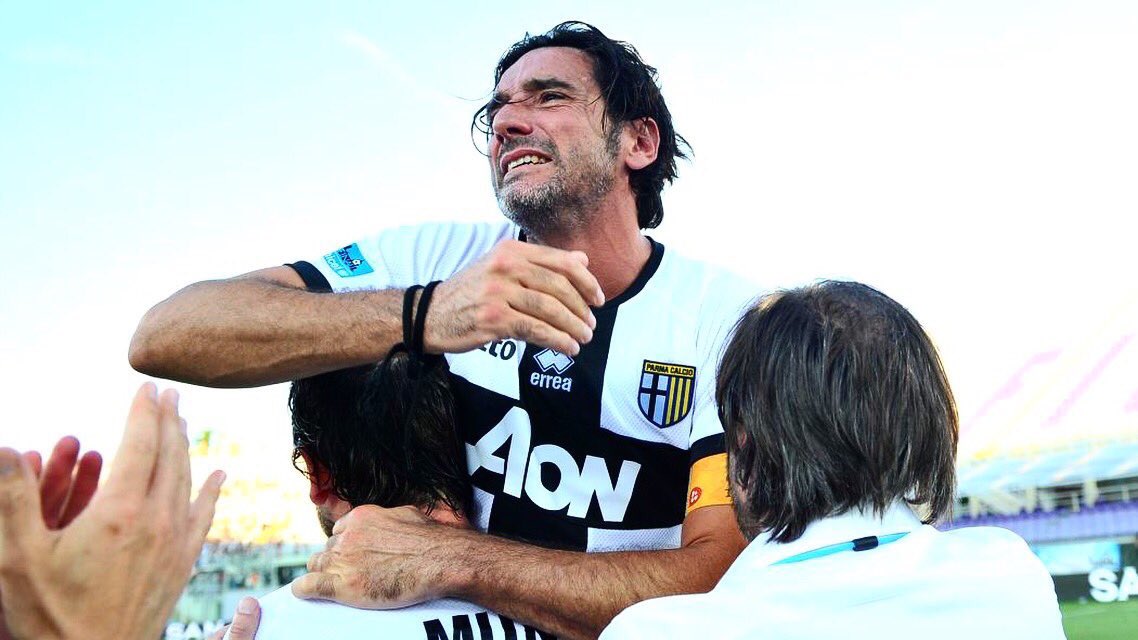 Lucarelli comemora o retorno do Parma à Serie A.