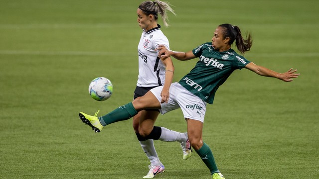 jogadora do palmeiras e jogadora do corinthians disputam a bola em um derby em 2020