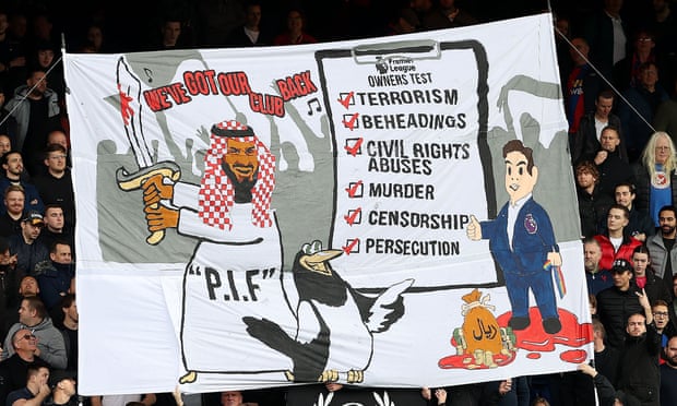 Venda do Newcastle: Torcida do Crystal Palace ironiza torcedores do Newcastle. Crédito: Charlotte Wilson/Offside/Getty Images