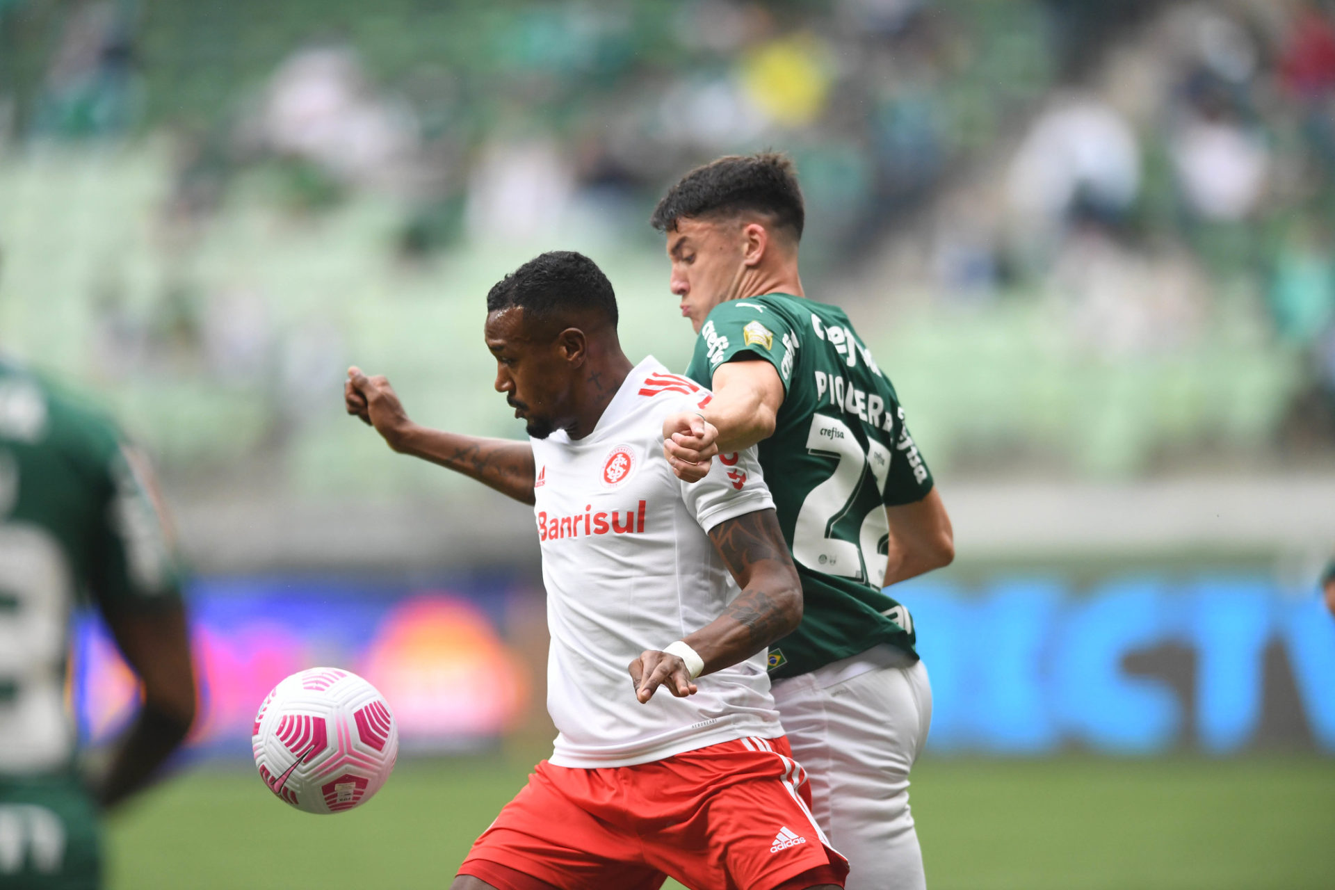 Volante Edenilson disputando bola com o lateral Joaquín Piquerez. Crédito: Ricardo Duarte