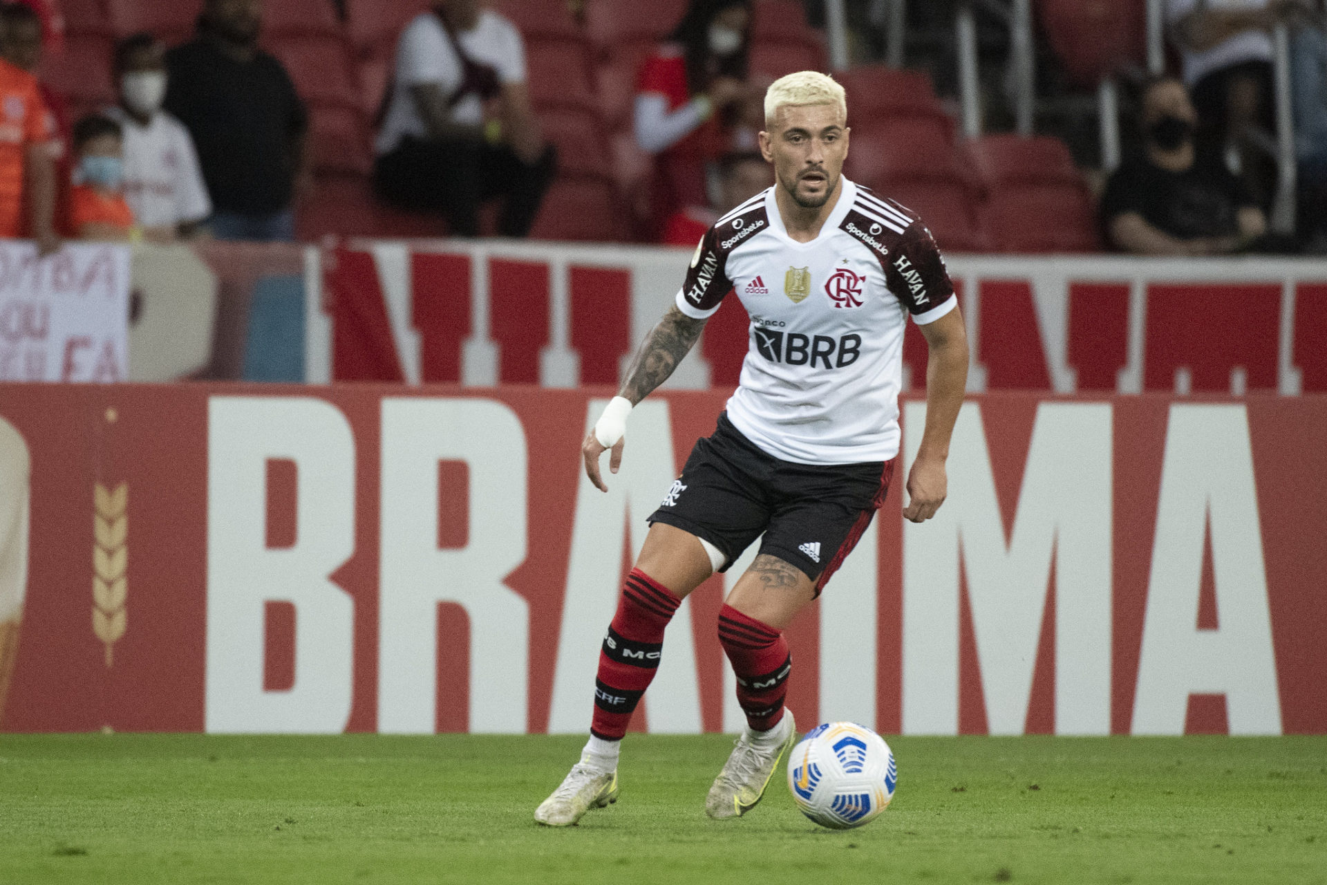 Flamengo vence o internacional, com Arrascaeta de volta ao time.