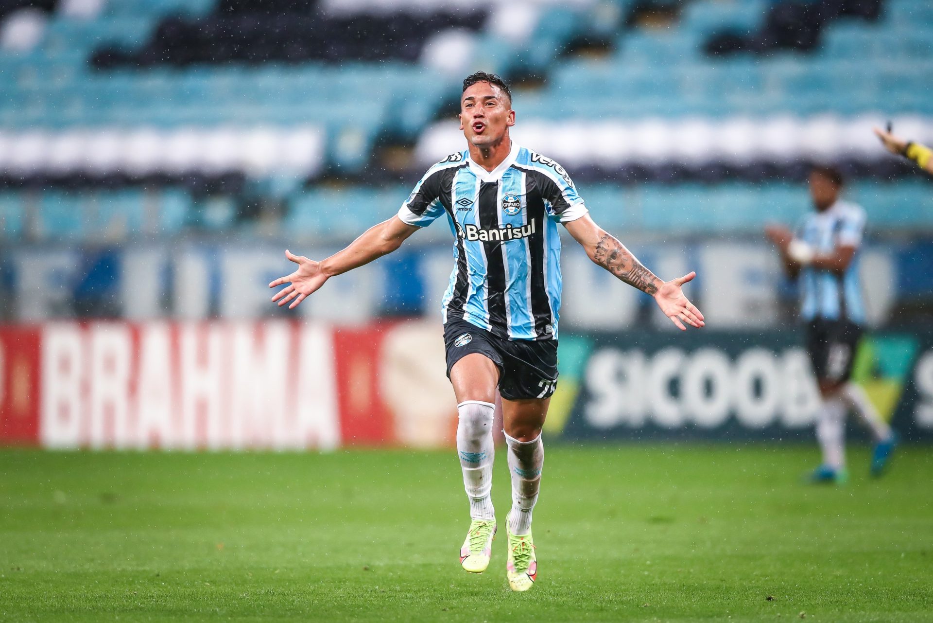 Jhonata Robert comemora o gol contra o RB Bragantino. Foto: Lucas Uebel/Grêmio FBPA