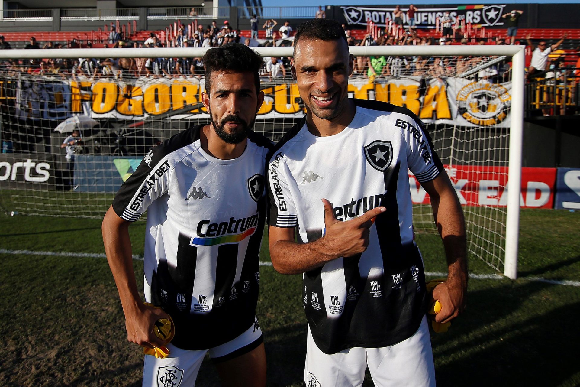 Bicampeão da Série B, Jonathan Lemos celebra título com Botafogo. Foto: Vitor Silva/Botafogo