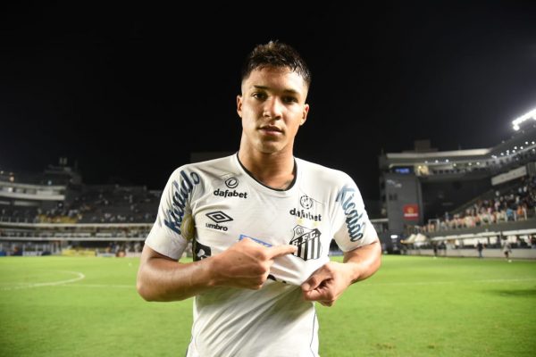 O atacante Marcos Leonardo comemora um de seus gols pela partida contra o Fortaleza. Foto: Ivan Storti/Santos FC