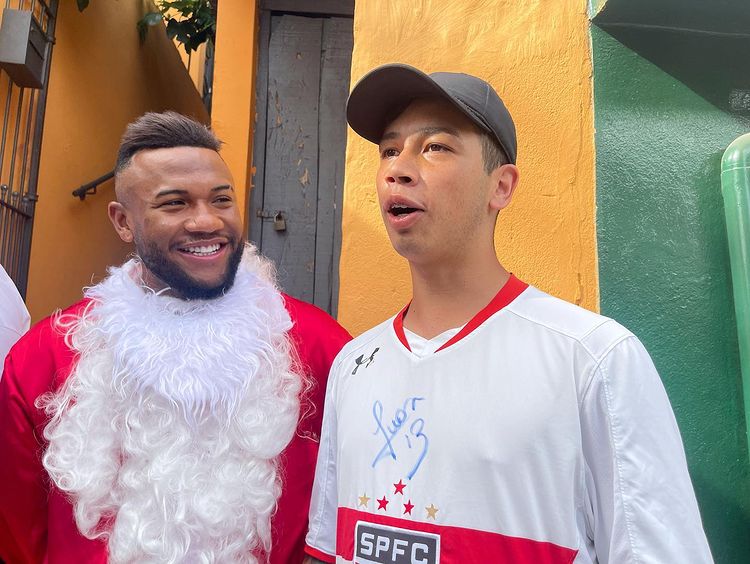 Luan, do São Paulo, se veste de Papai Noel.
