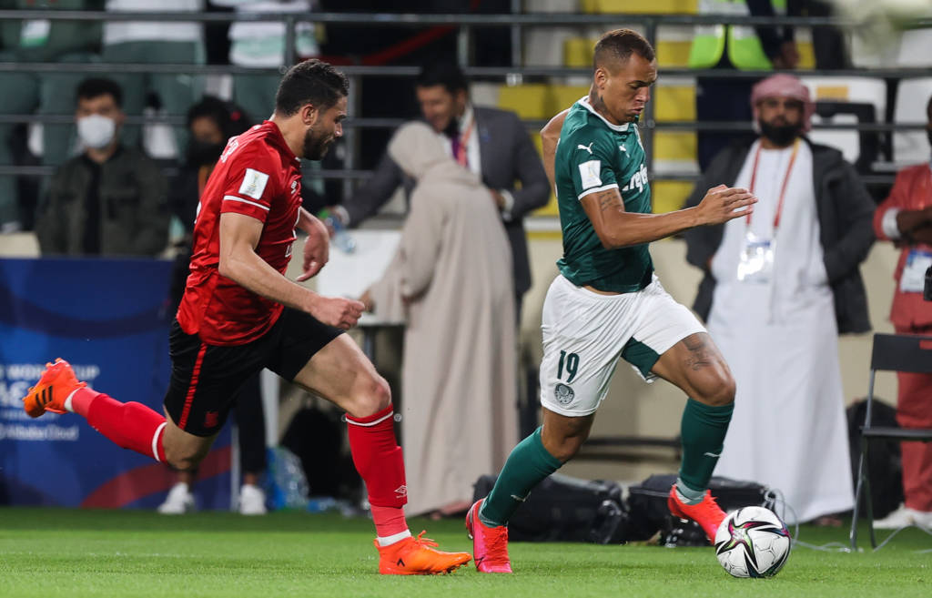 O Al Ahly ainda teve possível pênalti de Breno Lopes sobre Hany checado, mas o VAR mandou seguir o jogo (Foto: Fábio Menotti/ Palmeiras)