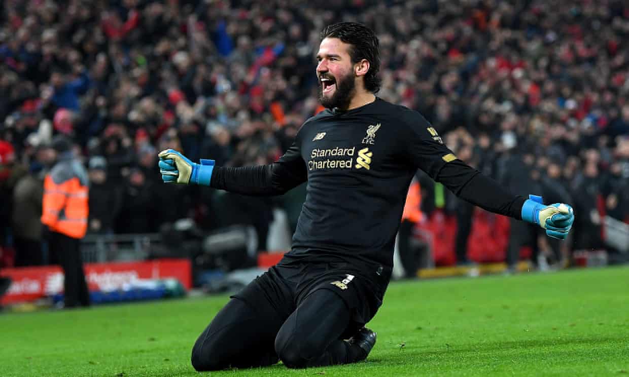 Alisson comemora assistência. Foto: Michael Regan/Getty Images