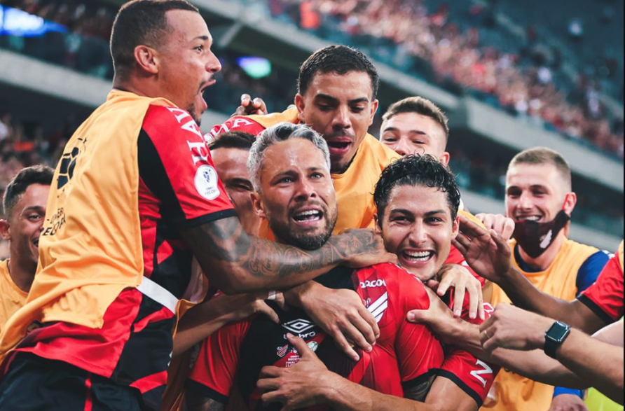 Marlos comemora primeiro gol pelo Athletico. Foto: Athletico Paranaense / Divulgação