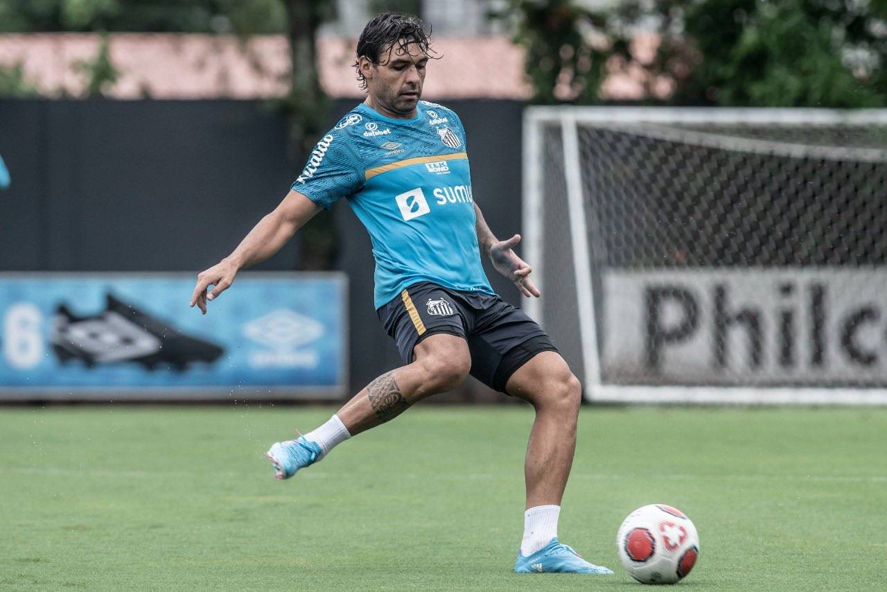 A imagem mostra o jogador Ricardo Goulart em treino no CT do Santos.