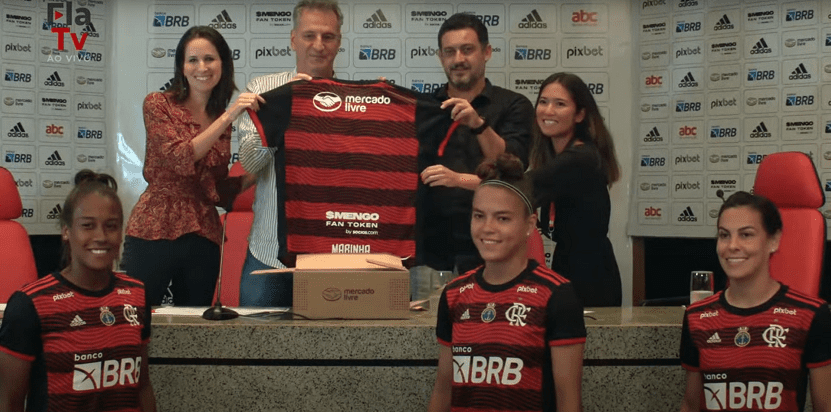 jogadoras e equipe do flamengo posam para foto anunciando a parceria