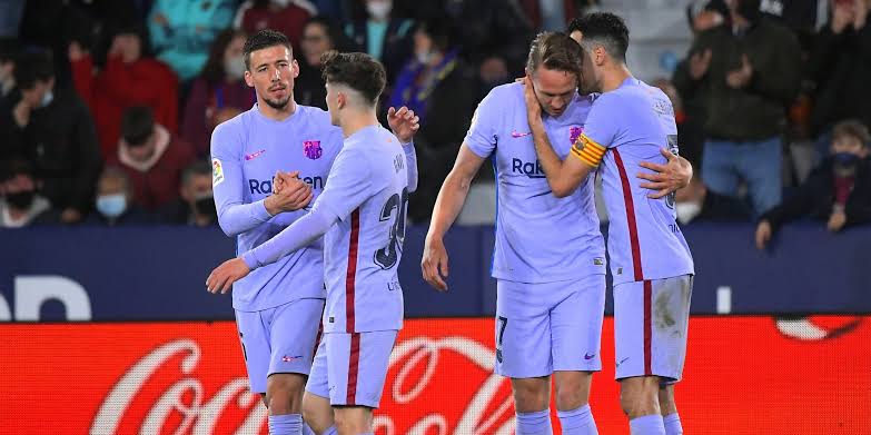Barcelona passa sufoco, mas vence Levante
