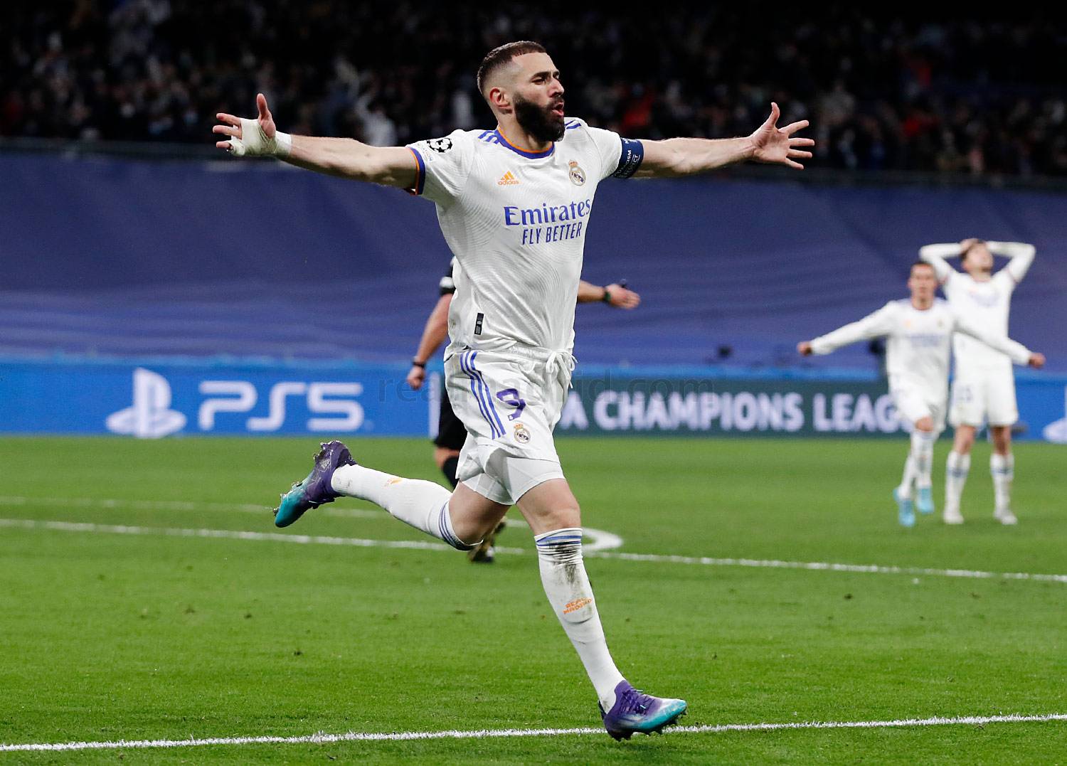 Benzemá decide mais uma vez e comemora a classificação para as semis da Champions. Foto de Antonio Villalba