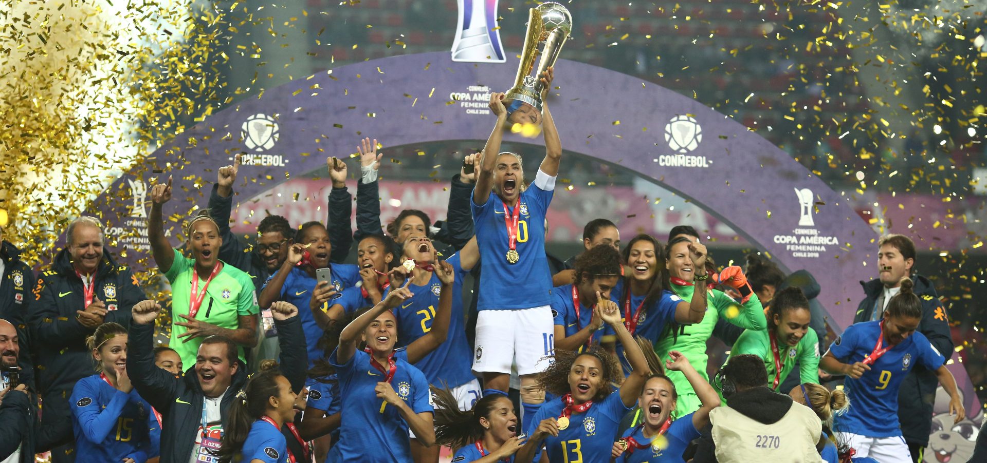 seleção brasileira feminina levantando a taça em 2018 da copa américa feminina