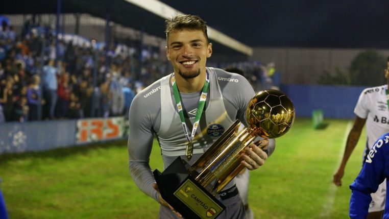 Gabriel Grando celebra conquista da Recopa Gaúcha. Foto: Lucas Uebel/Grêmio