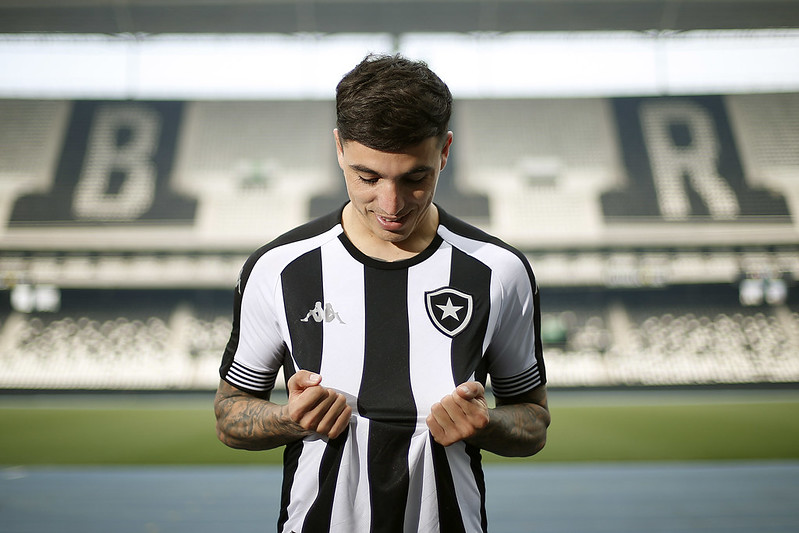 Renzo Saravia se despede do Botafogo. Foto: Vitor Silva/Botafogo
