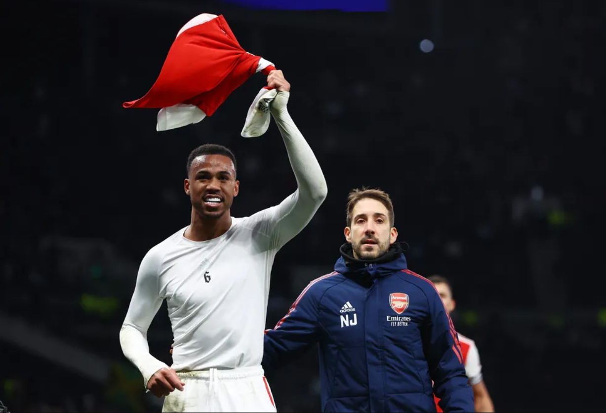 Gabriel Magalhães comemora vitória do Arsenal sobre o Tottenham — Foto: Reuters