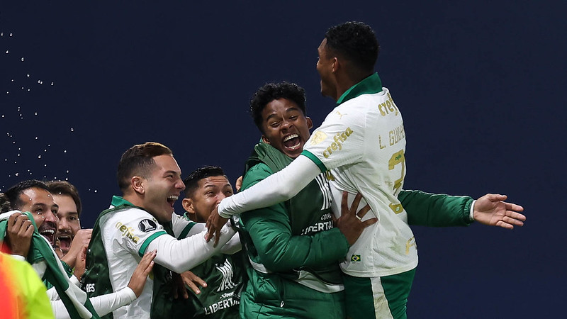 Luis Guilherme comemora gol com Endrick. Foto: Cesar Greco/Palmeiras/by Canon