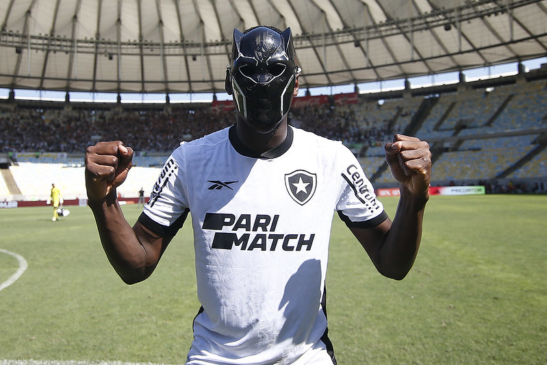 Botafogo vence o Flamengo com gol de Luiz Henrique, que comemora com máscara do Pantera Negra. Foto: Vitor Silva/Botafogo