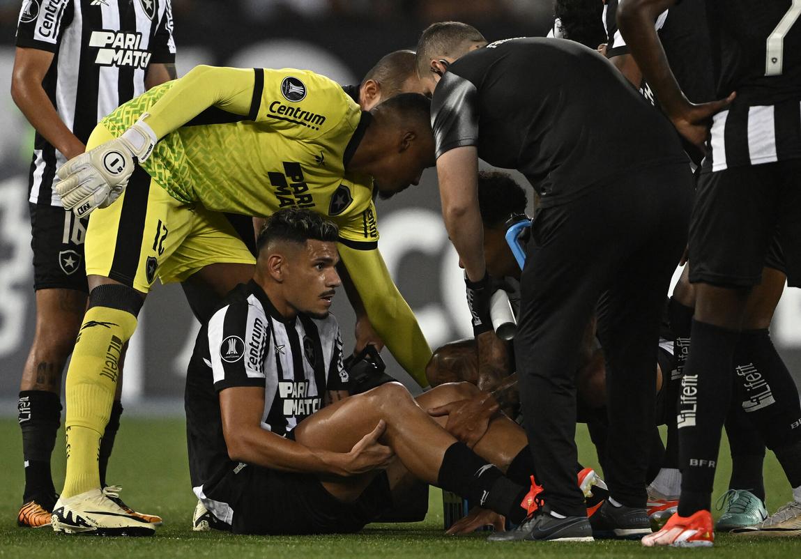 Exame constata lesão e Tiquinho Soares está fora por 6 semanas. Foto: MAURO PIMENTEL / AFP)