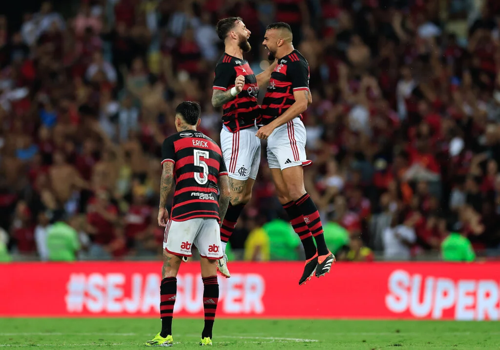 Sem vencer há 3 jogos, Flamengo enfrenta o Bragantino tentando quebrar um tabu de 28 anos sem vitórias fora de casa. Foto: Buda Mendes / Getty Images