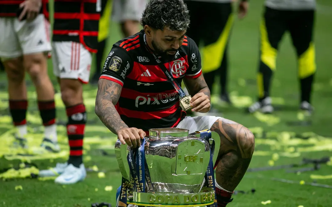 Gabigol observa medalha da Copa do Brasil ao lado do troféu do título do Flamengo (Foto: Fernando Moreno/AGIF)
