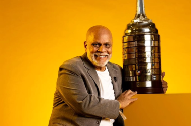 Paulo Ribeiro, psicólogo do Botafogo com a Taça da Libertadores 2024.