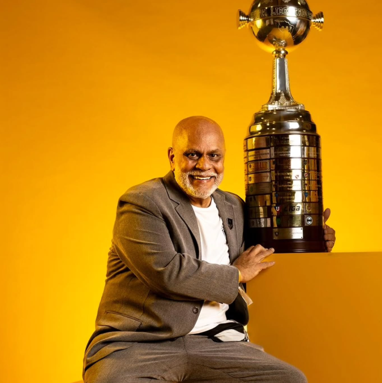 Paulo Ribeiro, psicólogo do Botafogo com a Taça da Libertadores 2024.