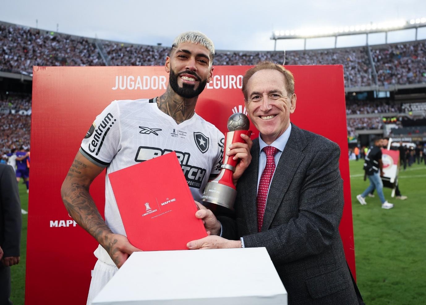 Alexander Barboza, zagueiro do Botafogo, recebeu no passado o troféu ‘Jogador Mais Seguro’ das mãos do CEO Global da MAPFRE, Antonio Huertas