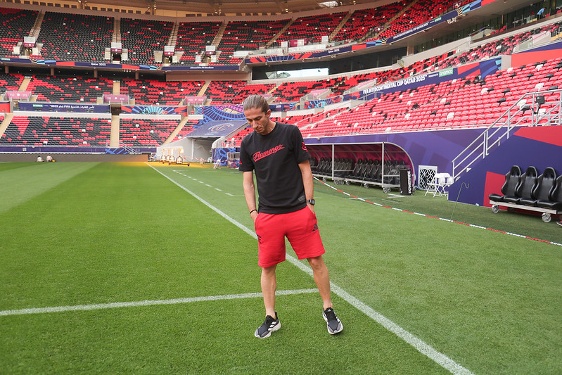 Filipe Luis reconhecendo o gramado do estádio. Foto: Gilvan de Souza/Flamengo