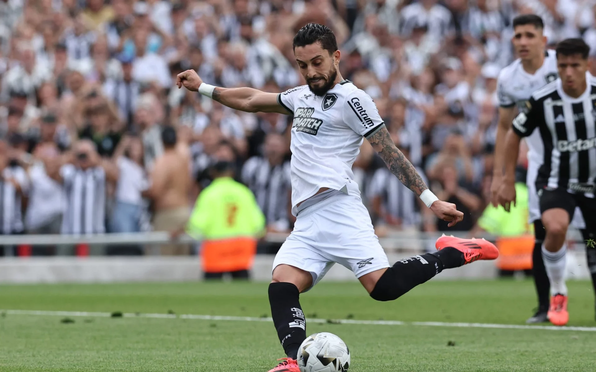 Alex Telles converte pênalti batido na vitória do Botafogo na final da Libertadores (Foto: Alejandro Pagni/AFP)