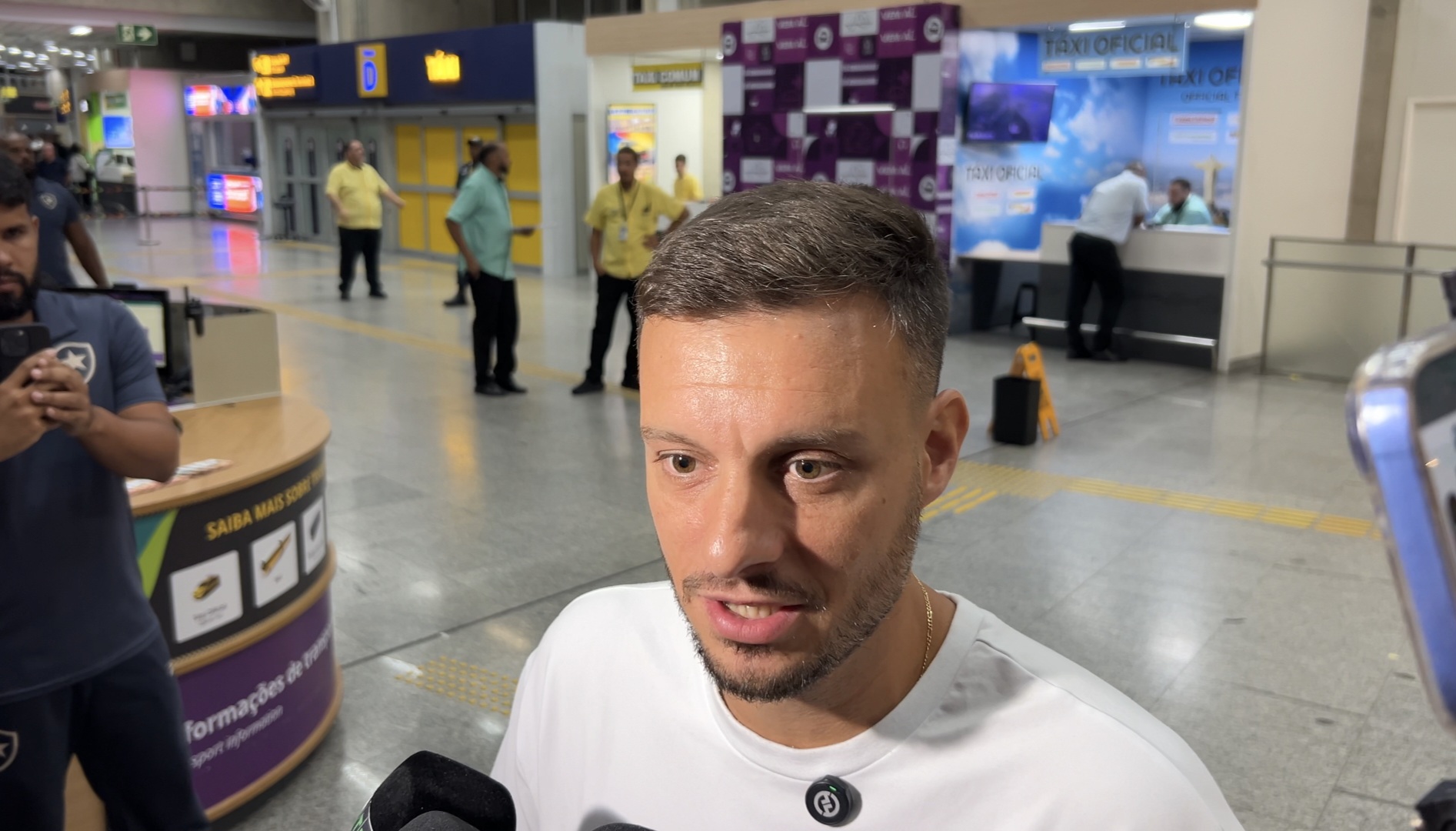 Martin Anselmi chega ao Rio de Janeiro para treinar o Botafogo. Foto: Reprodução/BTB Sports