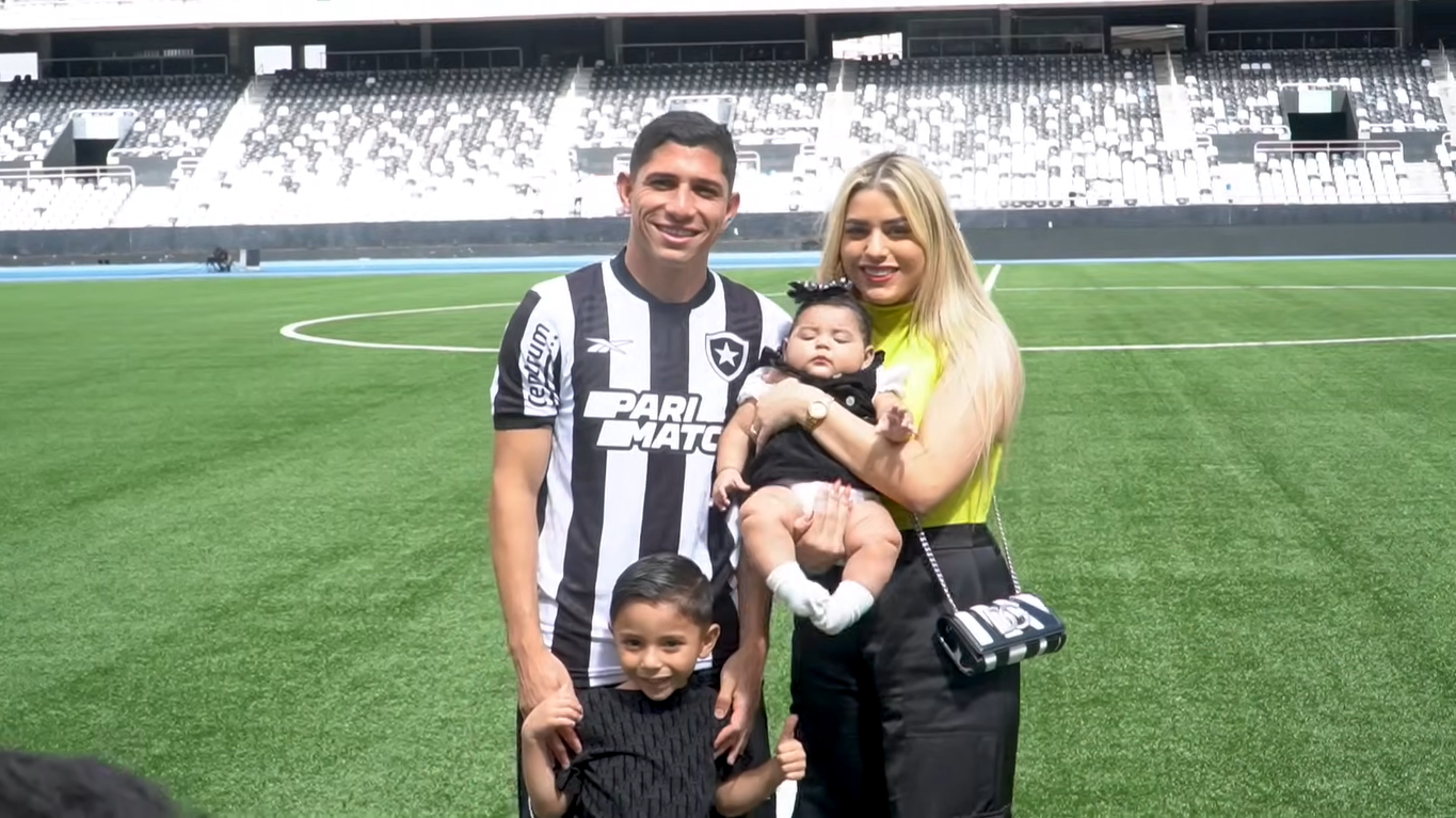Savarino e família em visita ao Estádio Nilton Santos. Foto: Reprodução/BotafogoTV