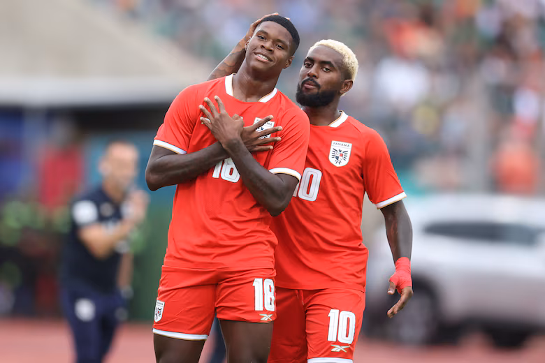 Kadir Barría comemora gol contra a Bolívia. Foto: EFE