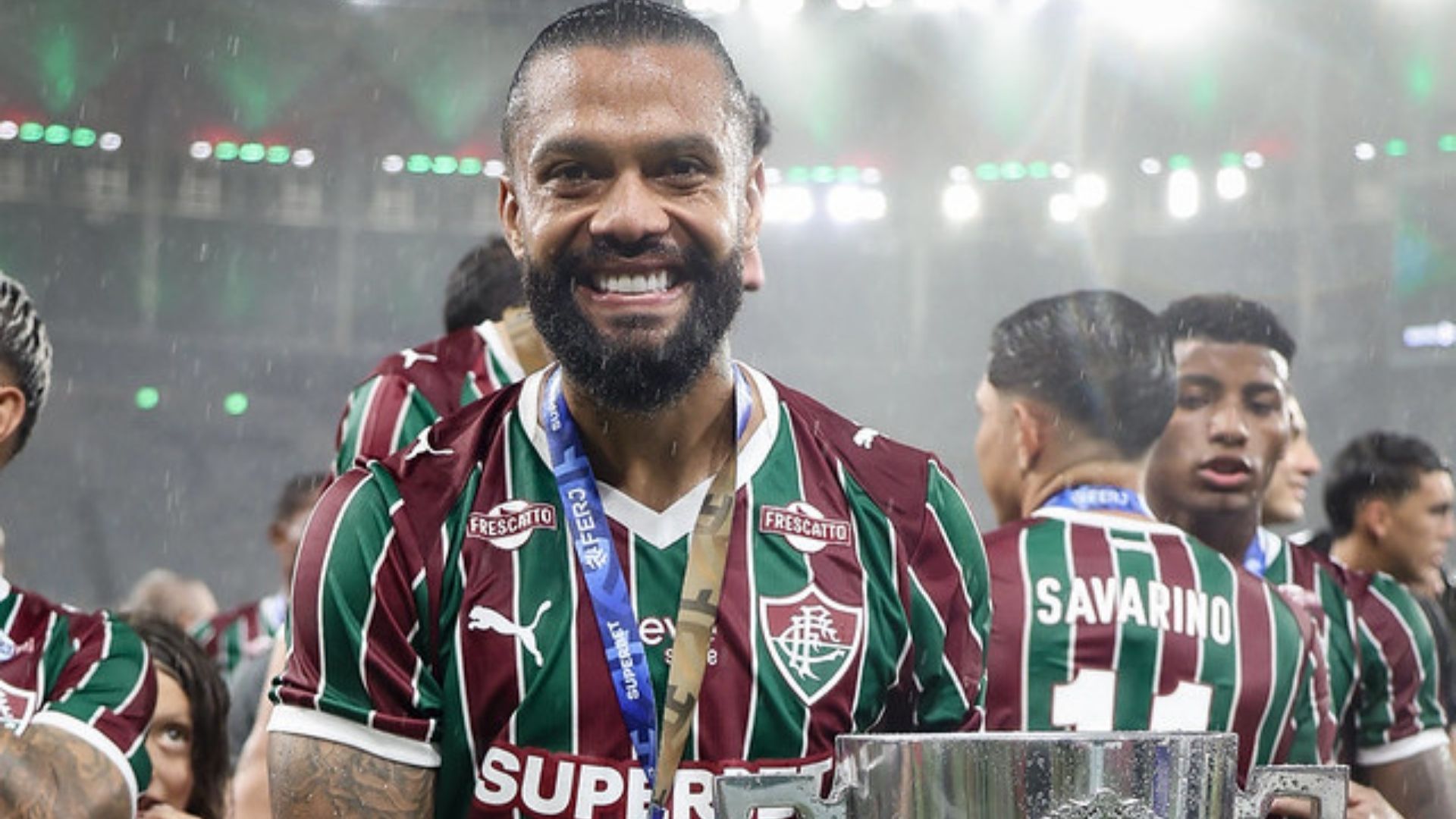 Otávio com o troféu da Taça Guanabara. FOTO: MARCELO GONÇALVES / FLUMINENSE F.C